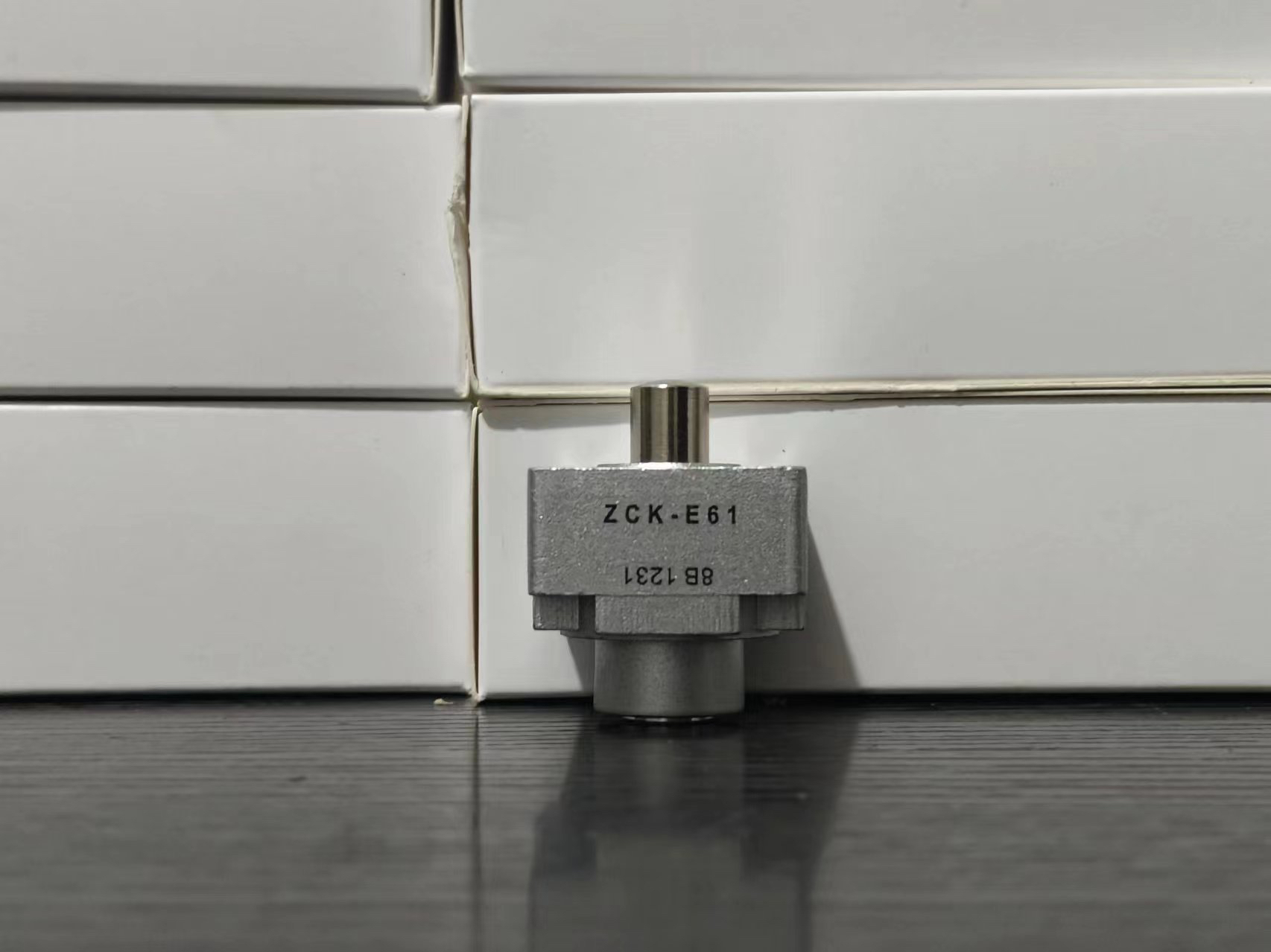 施耐德传感器XU5 N18PP341D正品批发现货，包邮 