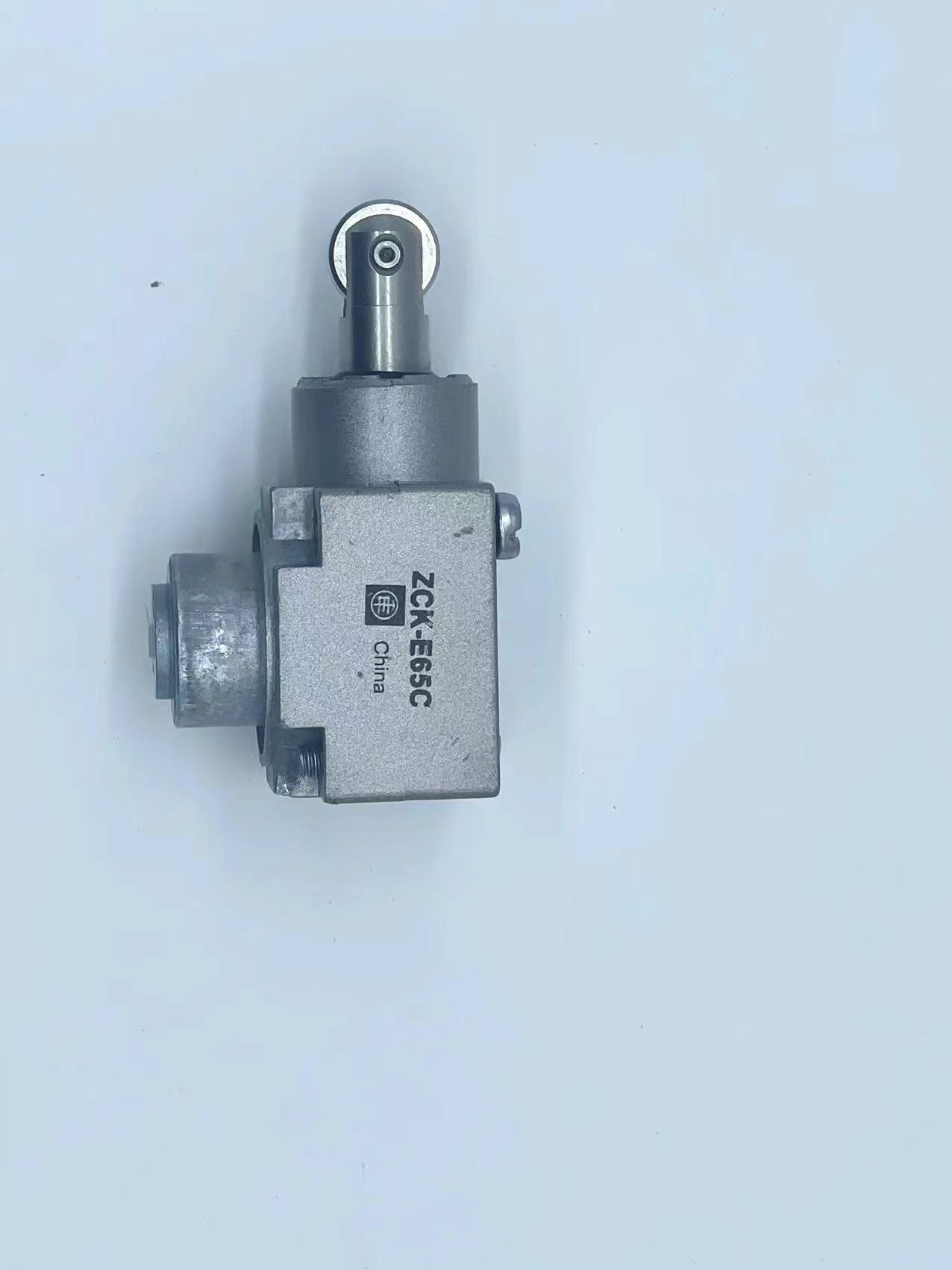 施耐德传感器XUB0BNSNL2正品批发现货，包邮 