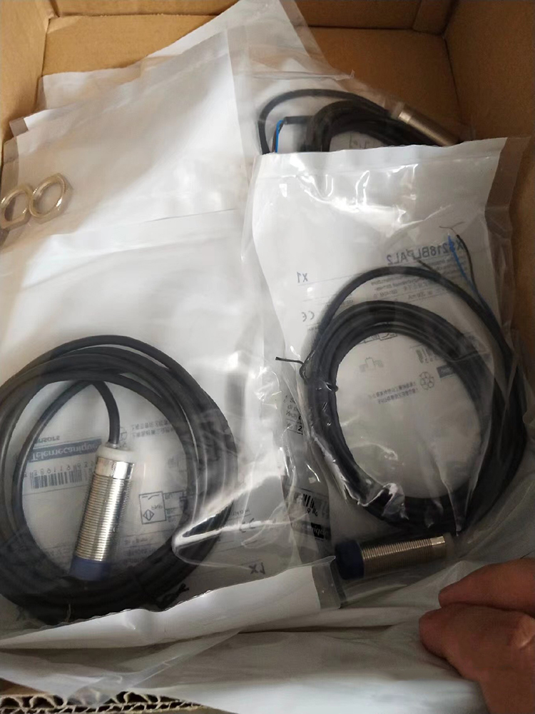 施耐德传感器XU5-M18MA230W正品批发现货，包邮 
