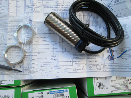 施耐德传感器XUM-1APANL2正品批发现货，包邮 