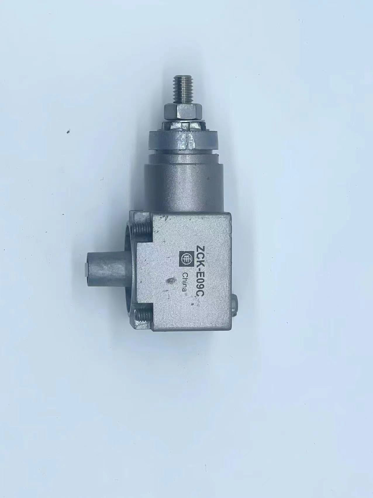 施耐德传感器XUK-5ANBNM12正品批发现货，包邮 